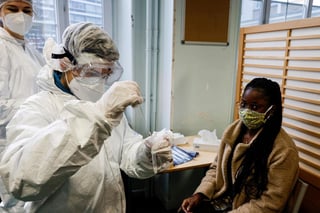 Francia registró en las últimas veinticuatro horas 13,713 nuevos casos confirmados de coronavirus, una cifra que sigue muy por encima del objetivo fijado por el Gobierno francés de bajar hasta los 5,000 positivos diarios a mediados de diciembre para suavizar las condiciones del confinamiento. (ARCHIVO) 