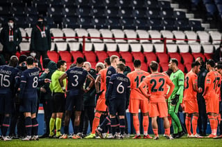 Este martes, los jugadores del Paris Saint-Germain e Istanbul BB abandonaron en conjunto el partido correspondiente a la Jornada 6 de la fase de grupos de la Champions League. (Especial) 