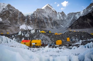 China y Nepal, los dos países que comparten la montaña más alta del mundo, fijaron conjuntamente la altura del Everest en 8,848,86 metros, solo 86 centímetros por encima de la tradicionalmente aceptada de 8,848 metros, que efectuó la India en 1955. (ARCHIVO) 
