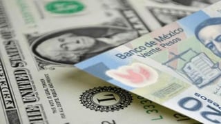 El tipo de cambio se ubica esta tarde en 19.9987 pesos por dólar, una pérdida de 21 centavos o 1.1% para la moneda mexicana con relación al martes, siendo la depreciación más severa desde el 28 de octubre pasado, de acuerdo con las cotizaciones al mayoreo reportadas por la agencia Bloomberg.
