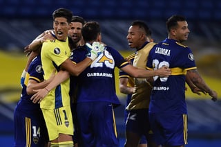 Celebran jugadores de Boca tras su triunfo en penales ante Inter. (EFE)