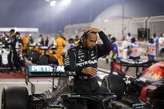  Lewis Hamilton podrá celebrar el título de campeón del mundo sobre la pista y correrá el último Gran Premio en Abu Dabi, tras dar negativo en el último test de la COVID. (ARCHIVO)

