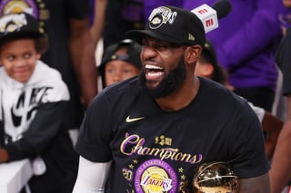 La estrella de los Angeles Lakers y de la NBA LeBron James fue elegido como el Atleta del Año 2020 por la revista Time. (ARCHIVO)

