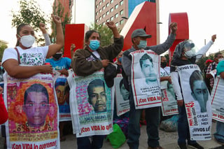  El Gobierno mexicano prometió este jueves avances de justicia en una reunión en Palacio Nacional con padres de los 43 estudiantes desaparecidos hace seis años en Ayotzinapa, en el sur del país. (EFE)