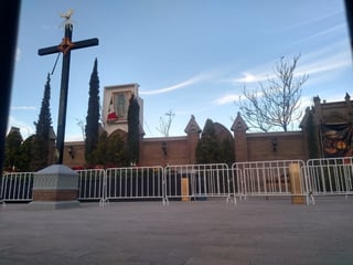 Se colocó una imagen de la Virgen de Guadalupe en Saltillo afuera de la iglesia, donde acuden los devotos a venerarla.