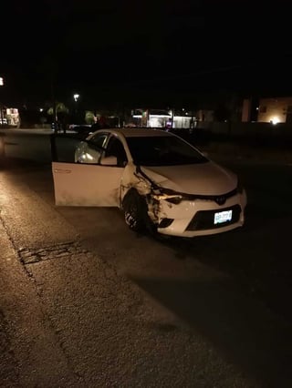 El automóvil Toyota Corolla fue el más dañado tras el impacto contra el camión de gas. (EL SIGLO DE TORREÓN)