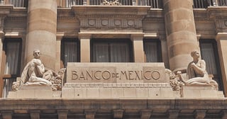 La reforma aprobada por el Senado para que el Banco de México (Banxico) absorba los dólares en efectivo sobrantes que circulen en el sistema financiero prende las alertas de lavado de dinero. (ARCHIVO)