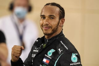 El inglés Lewis Hamilton, desde hace un mes séptuple campeón del mundo de Fórmula Uno, que se perdió la pasada carrera, en Sakhir (Barein), al dar positivo por COVID-19. (ARCHIVO)