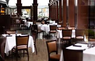El gobernador de Nueva York, Andrew Cuomo, reinstaló el viernes la prohibición de comer en el interior de los restaurantes en la Ciudad de Nueva York al propagarse el contagio del coronavirus. (ARCHIVO) 