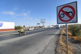 Fue durante noviembre pasado cuando las autoridades municipales anunciaron la intención de sancionar a los motociclistas que insistan en circular por los carriles centrales del periférico en Torreón. (ARCHIVO)