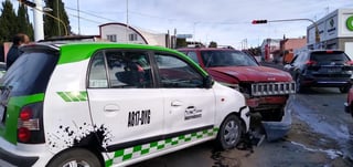 Se registró un accidente entre tres vehículos, dos camionetas y un taxi, en el crucero de González de la Vega y avenida Primo de verdad, lesiones menores en dos personas. (ARCHIVO)