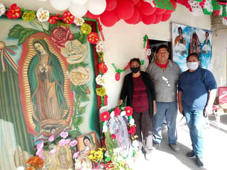 La imagen de más de dos metros de la Virgen de Guadalupe ha pasado por varias generaciones de la familia Martínez. (PRIMITIVO GONZÁLEZ)