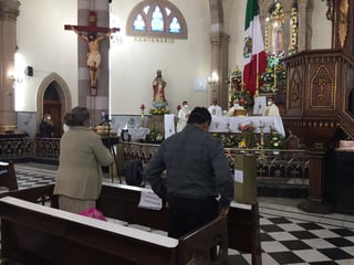 Los fieles católicos de Gómez Palacio atendieron las medidas sanitarias para poder acudir a la misa a la Virgen de Guadalupe. (GUADALUPE MIRANDA)