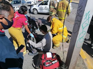 El lesionado fue atendido por elementos de las diversas corporaciones de auxilio y rescate de la ciudad de Gómez Palacio. (EL SIGLO DE TORREÓN)