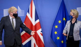 La Unión Europea (UE) y el Reino Unido continuarán negociando su futura relación comercial tras el Brexit, aseguró este domingo la presidenta de la Comisión Europea (CE), Ursula Von der Leyen, tras una conversación telefónica con el primer ministro británico, Boris Johnson. (EFE)