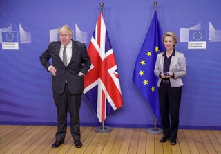 El primer ministro británico, Boris Johnson, dijo este domingo que el Reino Unido y la Unión Europea (UE) 'aún están muy lejos en asuntos clave', pese a la decisión de ambos de seguir negociando un pacto pos-Brexit en los próximos días. (EFE)