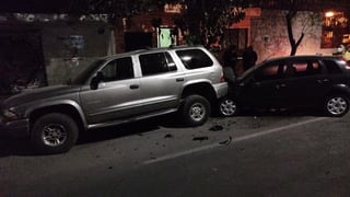 Impactó su vehículo contra un auto estacionado en la colonia Antigua Aceitera de Torreón, presuntamente intentó esquivar un gato que se le atravesó. (EL SIGLO DE TORREÓN)
