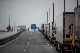 La falta de estructuras para acoger a tantos camiones hace que los vehículos y transportistas se acumulen en las vías portuarias y en la autopista. (EFE) 