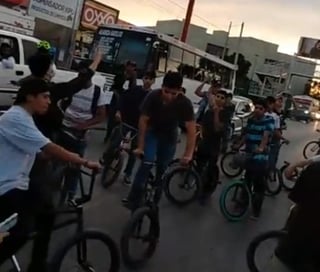 El pasado domingo, decenas de jóvenes bloquearon la Calzada Manuel Ávila Camacho en Torreón para exigir la reapertura del 'Skatepark'. (Especial) 