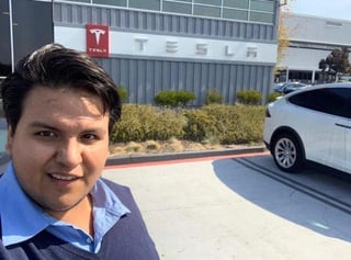 El gobernador priista de Coahuila, Miguel Ángel Riqulme, reconoció al lagunero Luis Gerardo Sánchez, ya que a sus 26 años fue aprobado por la compañía Tesla para trabajar en la empresa. (FACEBOOK)