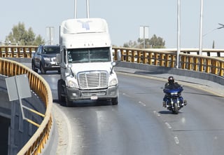 El Consejo de Vialidad de Torreón determinó restringir la circulación de los motociclistas por los carriles centrales del periférico. (JESÚS GALINDO)
