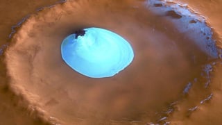 Un nuevo estudio reveló que el agua en Marte puede ser mucho más escasa de lo que se creía, ya que el estado líquido de las aguas saladas en la superficie planetaria se transforma constantemente, evaporándose en menos de 12 horas. (ESPECIAL) 
