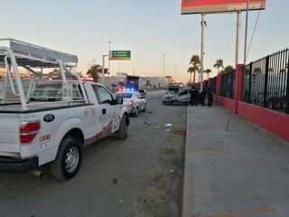 El accidente se registró alrededor de las 6:30 de la mañana del martes en el bulevar Ejército Mexicano, sobre los carriles de circulación que dirigen de Torreón a Lerdo, a la altura de la colonia ampliación Miguel de la Madrid.
(EL SIGLO DE TORREÓN)