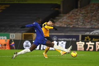 Dispara Pedro Neto para marcar el segundo gol del Wolverhampton, en el triunfo 2-1 sobre Chelsea. (EFE)