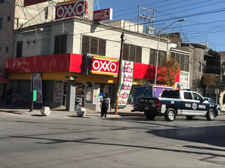 Los hechos se registraron cerca de las 20:30 horas del martes en el Oxxo ubicado en el cruce de la avenida Juárez y calle Galeana de dicho sector habitacional.
(EL SIGLO DE TORREÓN)