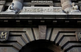 Banxico tiene disponibles un monto de hasta 60 mil millones de dólares que han servido para inyectar liquidez al mercado de cambios y asegurar un funcionamiento ordenado durante la pandemia.
(ARCHIVO)