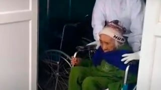 Una anciana peruana de 108 años fue dada de alta este miércoles tras superar la COVID-19, que le obligó a permanecer internada en uno de los hospitales de campaña instalados en Lima para tratar casos sensibles de infectados por el coronavirus. (ESPECIAL)

