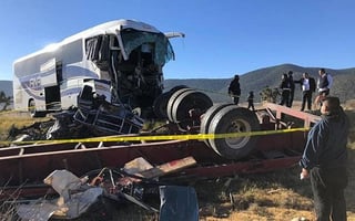 La camioneta que recibió el impacto se estrelló a su vez con un camión de pasajeros de la línea Anáhuac.(CORTESÍA)
