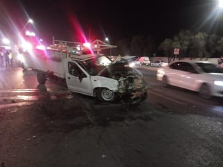 Un fuerte choque frontal entre un camioneta y un automóvil dejó cuatro personas lesionadas, entre ellas un menor de edad. El percance ocurrió la noche del jueves sobre la carretera Torreón-Matamoros. (EL SIGLO DE TORREÓN)