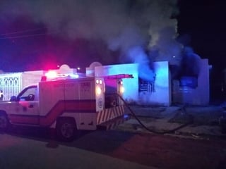 Un incendio se reportó la mañana de este jueves en la colonia Torremolinos, hasta donde llegaron los bomberos para sofocar las llamas que consumieron unos cuantos muebles. (EL SIGLO DE TORREÓN)
