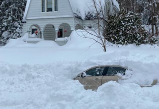 La nieve dejó enterrado el vehículo. (INTERNET)