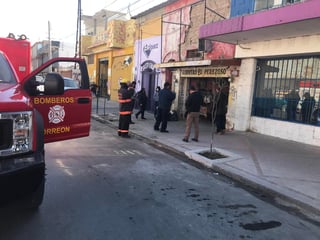 El incidente ocurrió cerca de las 11:45 de la mañana de este viernes, en un local comercial ubicado en la avenida Hidalgo, entre las calles Ramón Corona y Leona Vicario.
(EL SIGLO DE TORREÓN)
