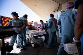 El número de muertes por coronavirus en California alcanzó otro hito aterrador y muchos de sus hospitales se están quedando sin camas y equipos para tratar los casos más graves. (ARCHIVO) 