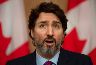 El primer ministro canadiense, Justin Trudeau, señaló durante una rueda de prensa en Ottawa que Pfizer comunicó este viernes a las autoridades canadienses que podrá entregar semanalmente 125,000 dosis de la vacuna contra la COVID-19 en enero. (AGENCIAS)