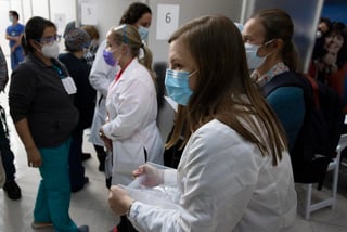 Una trabajadora del sector sanitario de Alaska (EUA) sufrió una grave reacción alérgica tras recibir la vacuna contra la COVID-19 de la farmacéutica Pfizer, el tercer caso de anafilaxis en ese estado en lo que va de semana y el segundo que requiere hospitalización. (ARCHIVO) 