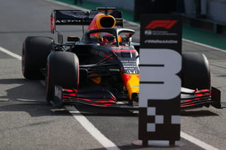  Max Verstappen quedó en el tercer lugar del campeonato de pilotos, por detrás de las flechas plateadas, Lewis Hamilton y Valtteri Bottas, y por delante de su nuevo compañero, Pérez.  (ARCHIVO)