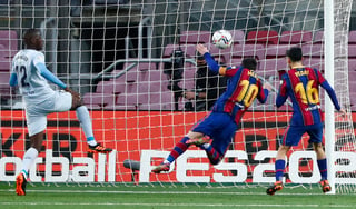 Lionel Messi marca el primer tanto del Barcelona, en el empate de los Blaugranas 2-2 con Valencia.