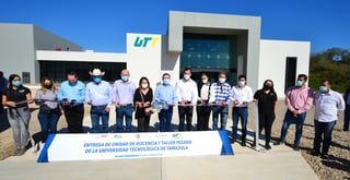 El gobernador José Rosas Aispuro Torres entregó el edificio de Docencia y un taller de Procesos Lácteos a la UTT. (CORTESÍA) 