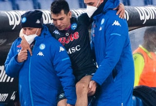 Hirving 'Chucky' Lozano, que se retiró lesionado este domingo del partido liguero perdido por el Nápoles en el campo del Lazio (0-2), sufre un 'fuerte trauma en la pierna izquierda'. (ARCHIVO)