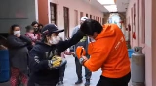 Durante un descuido del precandidato a la gubernatura de Nuevo León, 'La Chiquita' le aplicó un jab de izquierda en el rostro a García (CAPTURA)