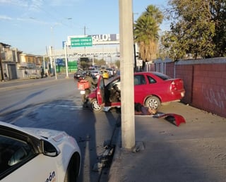 Una mujer resultó lesionada tras impactar el vehículo que conducía contra un poste de concreto frente a la rotonda de Juan Pablo Segundo, ubicada en la colonia Aviación. (EL SIGLO DE TORREÓN)