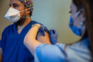 La vacuna contra el coronavirus de Sinovac Biotech Ltd. de China, que los científicos esperan que se pueda utilizar para combatir el virus en gran parte del mundo, ha demostrado ser eficaz en ensayos de última etapa en Brasil, según personas involucradas en su desarrollo. (ARCHIVO)