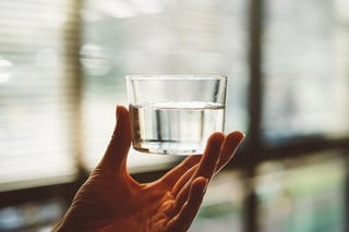 Primero que nada debes saber que beber agua simple es importante para mantener a tu cuerpo hidratado y en buen funcionamiento. (Especial) 