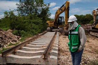 Además de no permitir la participación de constructoras yucatecas, la Secretaría de la Defensa Nacional (Sedena) dispondrá de millonarios recursos para la operación y mantenimiento de los tres tramos del Tren Maya en la Península de Yucatán. (ARCHIVO)