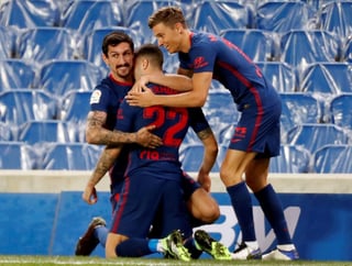 Mario Hermoso (22) celebra su gol, primero del Atlético de Madrid, en la victoria 2-0 sobre la Real Sociedad. (EFE)