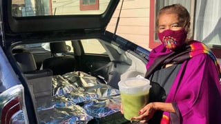 Meses después de ser dada de alta, la mujer de 73 años sorprendió al personal del hospital con tamales (ESPECIAL) 